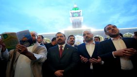 رئيس الوزراء يؤدي الزيارة  لمرقد الامام علي (ع)