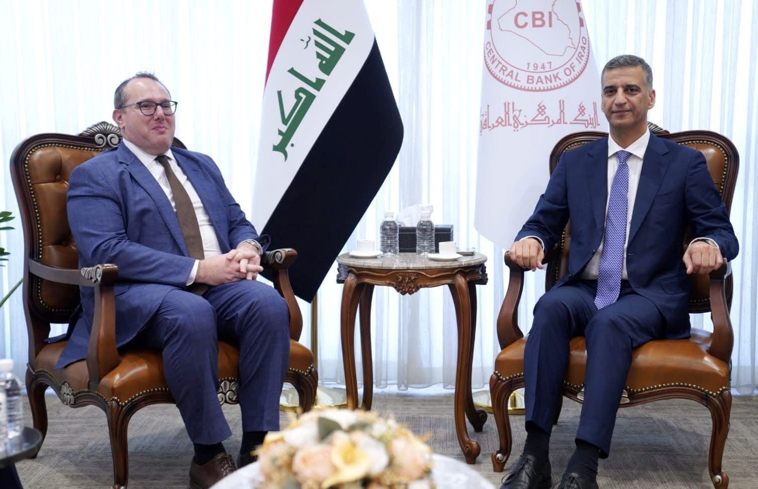 محافظ البنك المركزي والقائم بأعمال السفارة الأميركية يؤكدان دعم الاستقرار النقدي وتسريع الإصلاح المصرفي