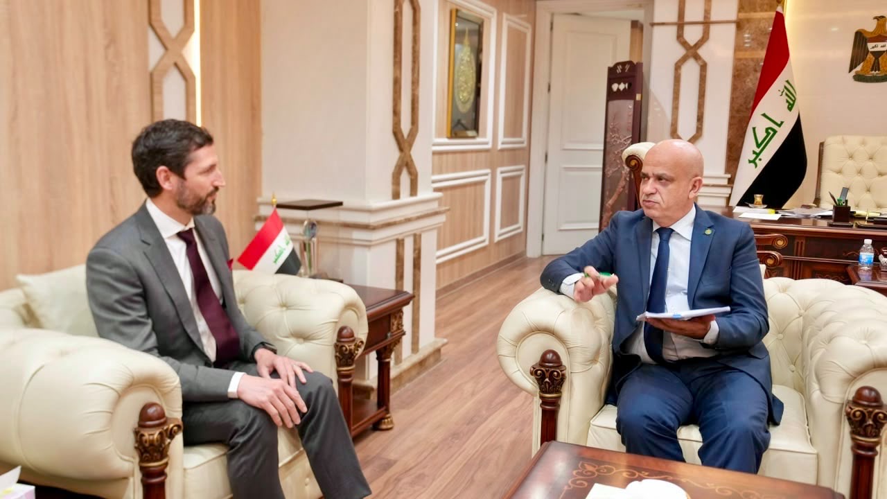 وزارة النفط وشركة شيفرون الأمريكية للطاقة يبحثان فرص الاستثمار وتنفيذ المشاريع 