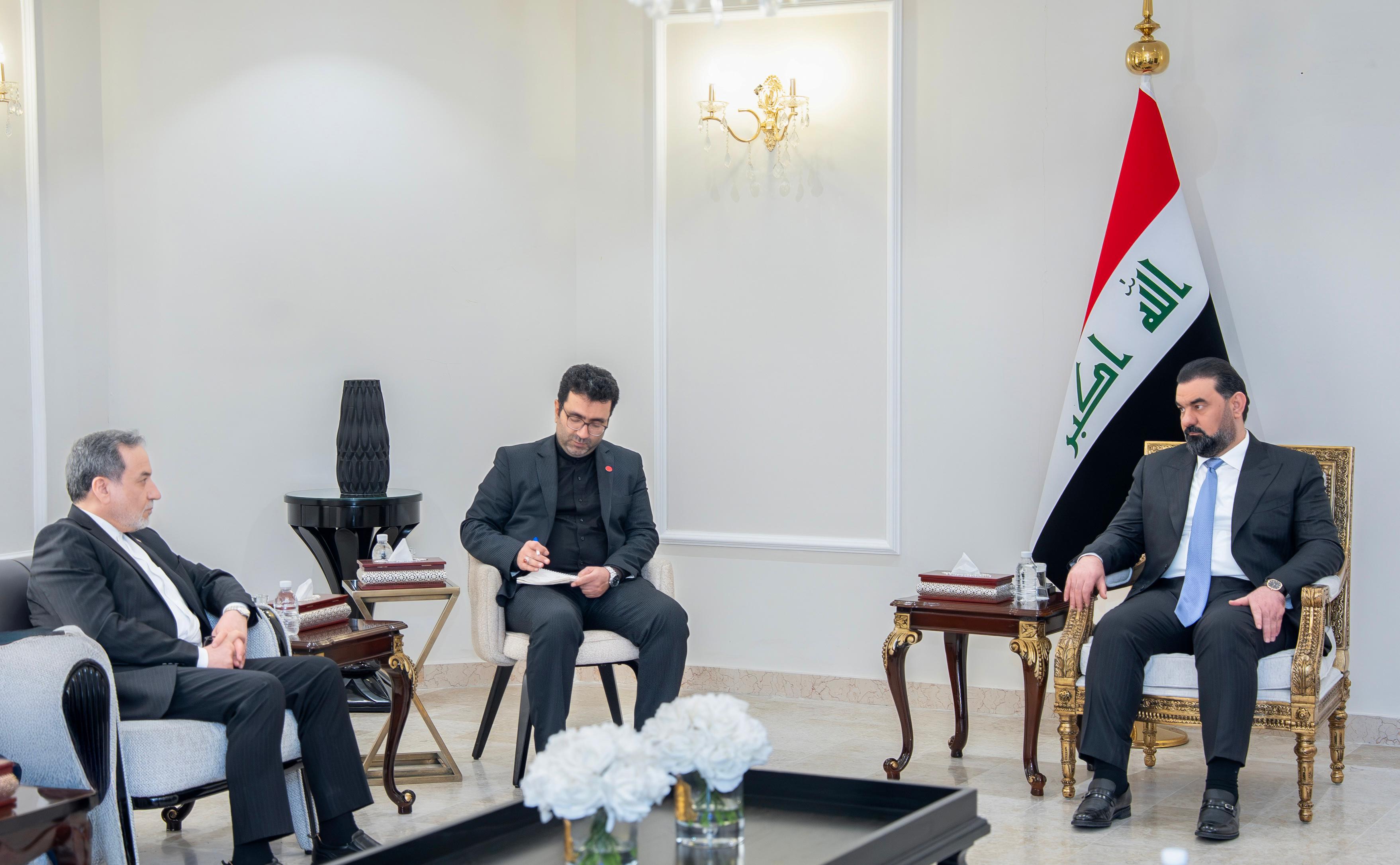 رئيس البرلمان يبحث مع وزير الخارجية الإيراني العلاقات الثنائية والأوضاع في المنطقة 