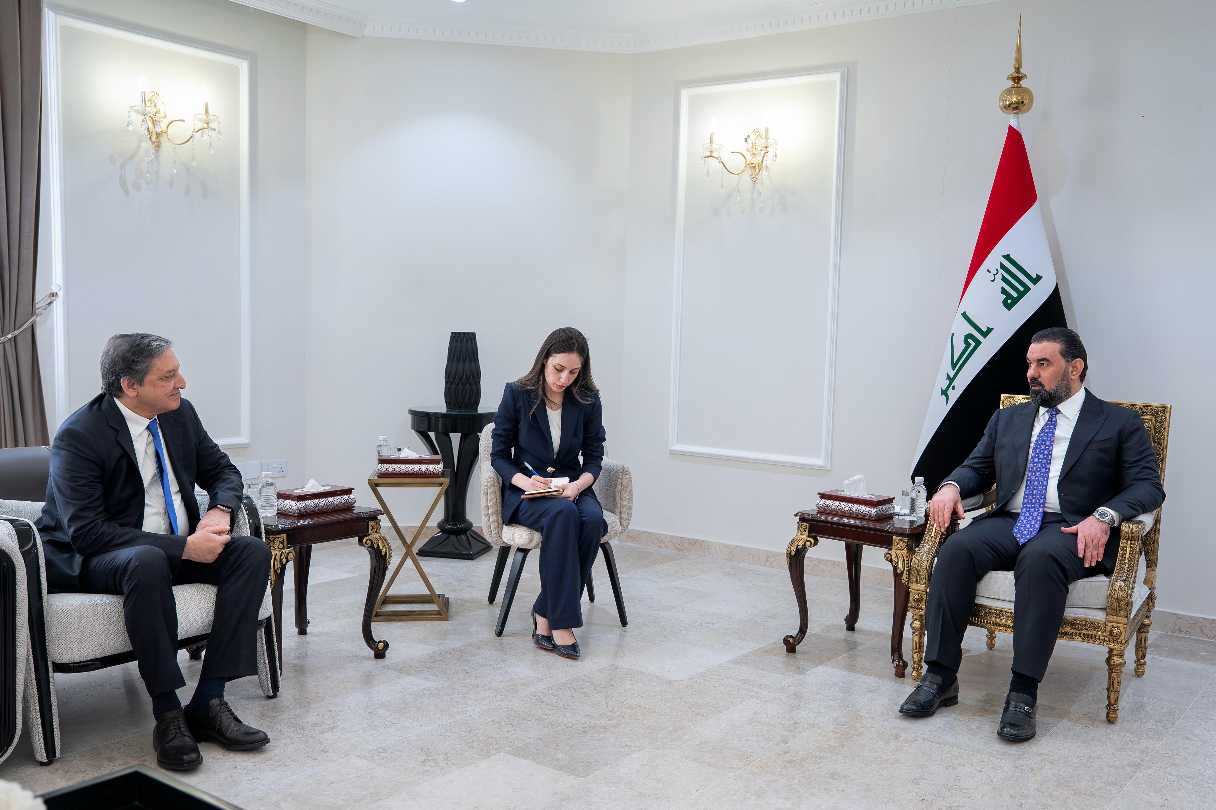 رئيس البرلمان يستقبل مبعوث الرئيس الباكستاني وبتسلم دعوةً رسميةً لزيارة إسلام آباد 