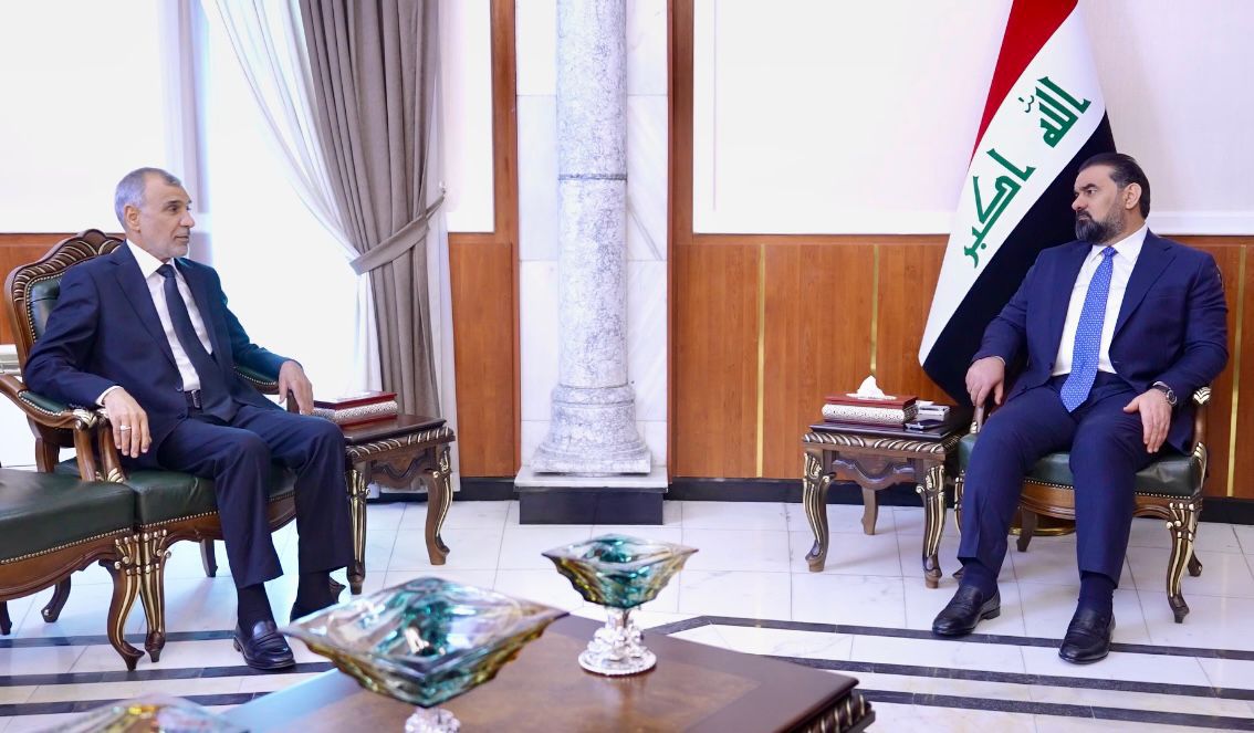 الحلبوسي يبحث مع وزير المالية سبل تعزيز الأداء المالي والإداري لعمل الوزارة