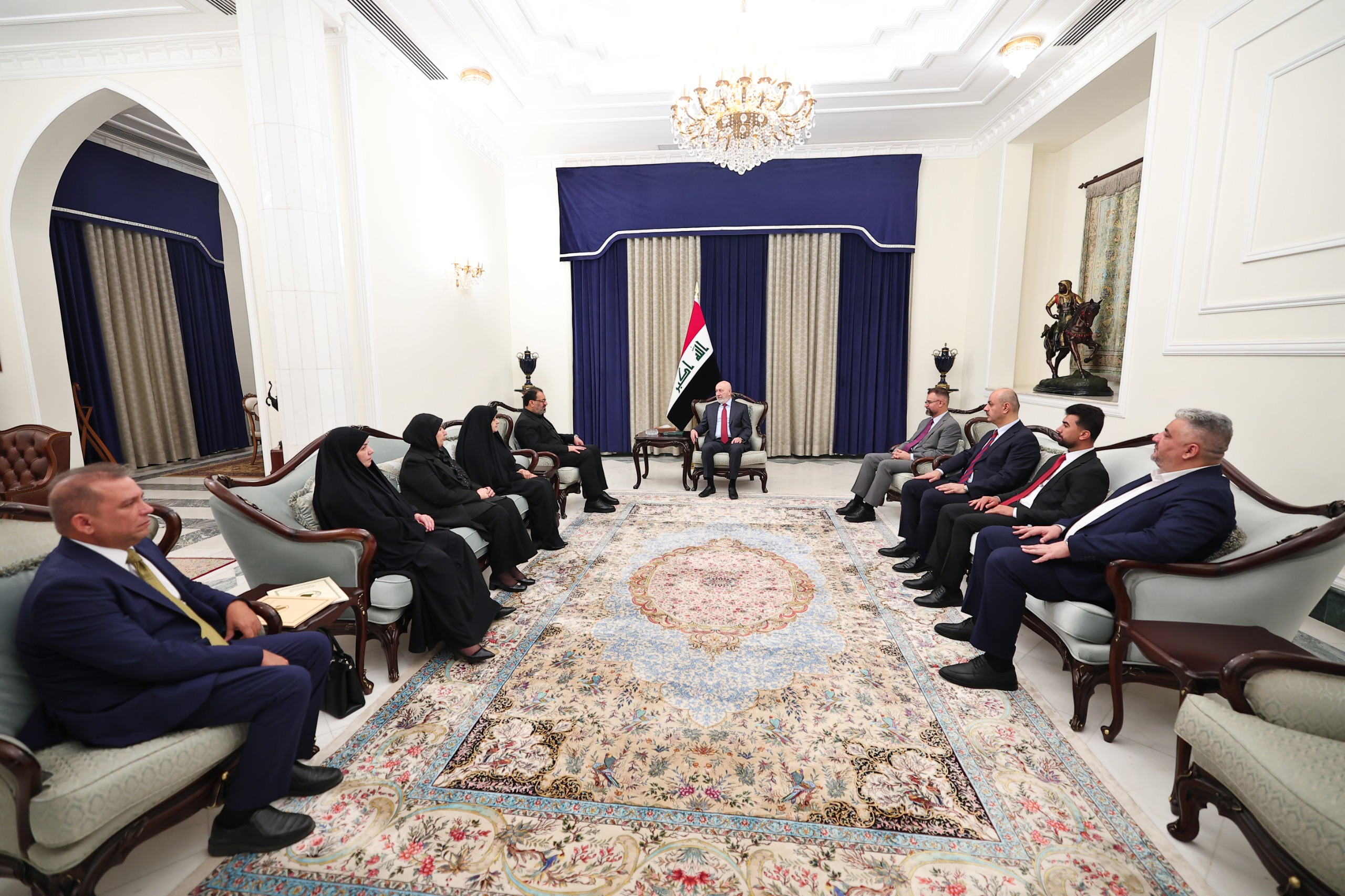 رئيس الجمهورية يؤكد اهمية توحيد الجهود بين مؤسسات الدولة والقوى السياسية بما يسهم في تلبية احتياجات المواطنين