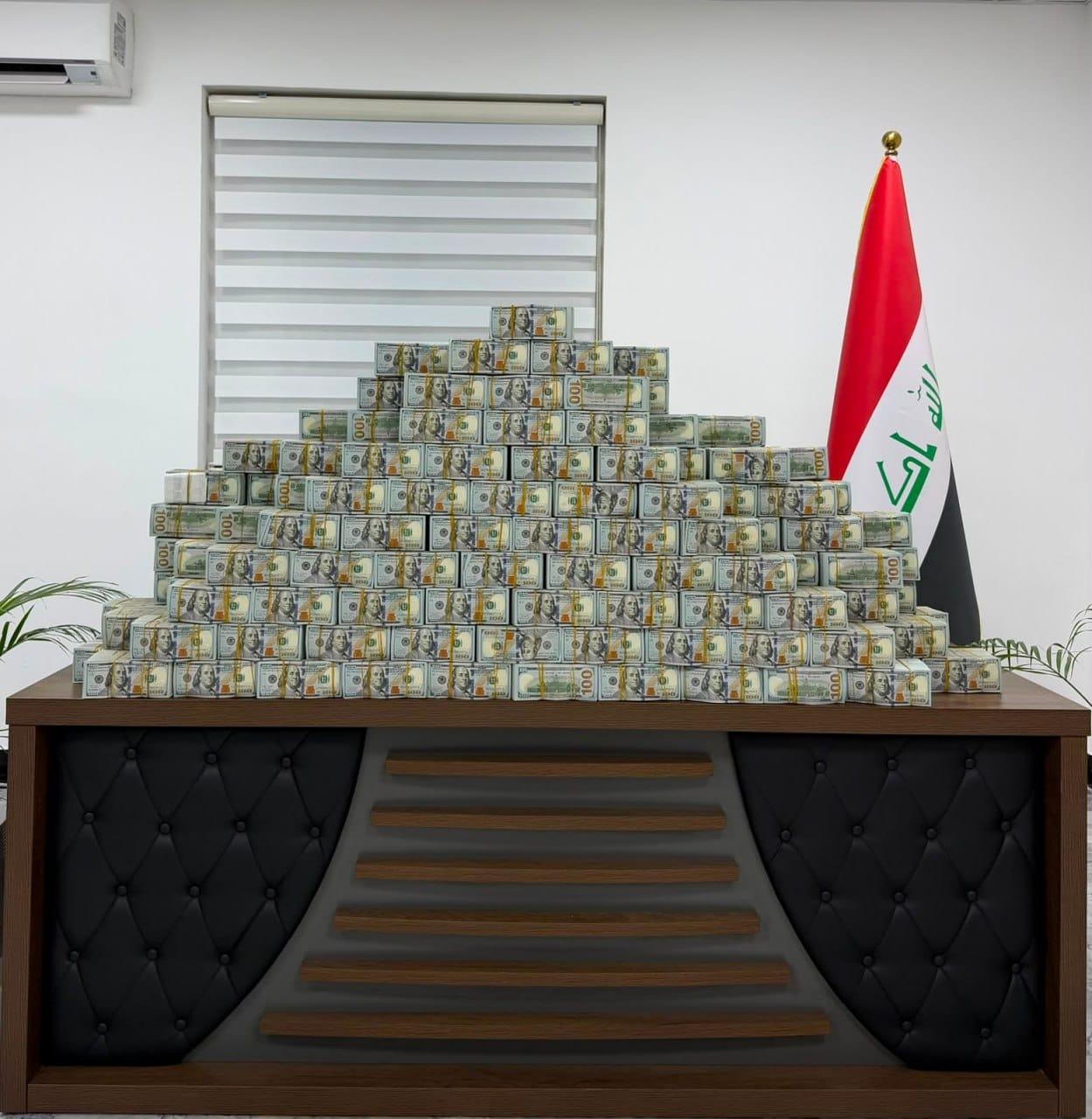  القضاء يضبط 20 مليون دولار ويسترد 60 كيلوغراماً من الذهب في قضية وكيل وزارة النفط لشؤون التصفية