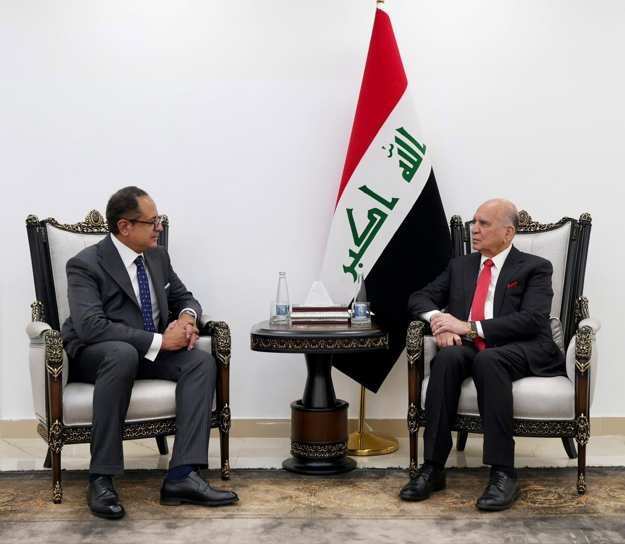 وزير الخارجية يتسلم نسخة من اوراق اعتماد سفير  مصر الجديد لدى العراق